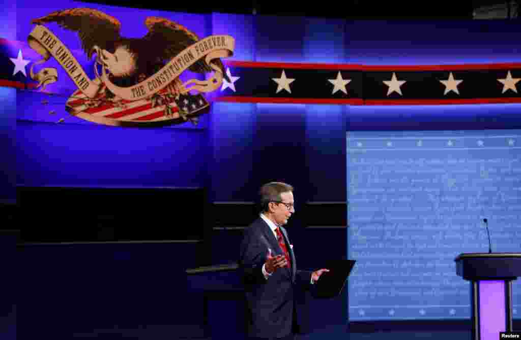El moderador del debate, Chris Wallace, de Fox News, conversa con la audiencia antes de que el presidente de Estados Unidos, Donald Trump, y el candidato presidencial demócrata Joe Biden, participen en su primer debate de campaña presidencial de 2020.