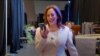 La vicepresidenta de Estados Unidos, Kamala Harris, habla por teléfono con el expresidente Barack Obama y la ex primera dama Michelle Obama en una imagen tomada de un video divulgado el 26 de julio de 2024.