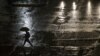 ARCHIVO - Un hombre camina bajo la lluvia en Santiago, Chile, el sábado 16 de abril de 2016.