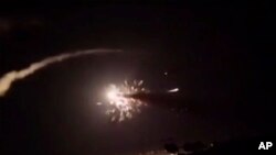 Esta captura de fotograma de un video provisto por la agencia de noticias oficial siria SANA muestra misiles volando hacia el cielo cerca de Damasco, Siria, el martes 25 de diciembre de 2018. 