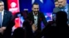El presidente de El Salvador, Nayib Bukele, estrecha la mano de sus partidarios después de hablar durante la Conferencia de Acción Política Conservadora, CPAC 2024, en National Harbor, en Oxon Hill, Maryland, el 22 de febrero de 2024.