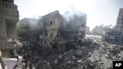 En esta imagen de archivo, palestinos revisan la destrucción causada por un bombardeo israelí en el campo de refugiados de Nuseirat, en la Franja de Gaza, el 8 de junio de 2024.