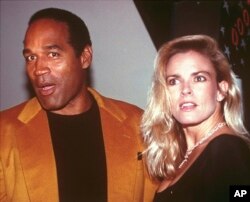 ARCHIVO - O.J. Simpson y su esposa, Nicole Brown Simpson, llegan a la inauguración del Harley-Davidson Café en Nueva York el 19 de octubre de 1993. (Foto AP/Paul Hurschmann)