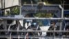 Policías salvadoreños observan a activistas durante una protesta contra el presidente de El Salvador, Nayib Bukele, en el Congreso Nacional en San Salvador, El Salvador, el 9 de febrero de 2021.