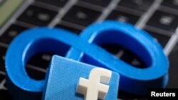 El logo de Meta y Facebook impresos en 3D son puestos encima de un teclado. Noviembre 2, 2021.