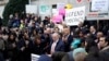 El líder de la minoría del Senado, Chuck Schumer, habla mientras la representante estadounidense Maxine Waters está junto a él, mientras manifestantes se reúnen frente al Departamento del Tesoro de EEUU en Washington el 4 de febrero de 2025.