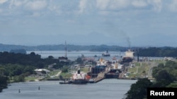 ARCHIVO - Buques de carga transitan por las esclusas de Agua Clara en el Canal de Panamá, en Colón, en las afueras de la Ciudad de Panamá, Panamá, el 3 de mayo de 2024.