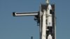 El brazo de acceso de la tripulación se coloca en posición para la nave espacial Dragon y el cohete SpaceX Falcon 9 en el Complejo de Lanzamientos 39A en preparación para la misión Demo-2, jueves 21 de mayo de 2020, en el Centro Espacial Kennedy, Florida.