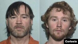 Los oficiales dijeron que aparentemente ambos hombres estaban tratando de huir cuando llegaron a la casa. 