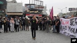 Un grupo de activistas protesta contra el nuevo código penal aprobado por el parlamento de Indonesia en Yogyakarta el 6 de diciembre de 2022.
