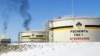 Foto de archivo del 5 de abril de 2006, en la que se observan tanques de una instalación del gigante petrolero controlado por el estado ruso OAO Rosneft, en el yacimiento petrolero de Priobskoye cerca de Nefteyugansk, en el oeste de Siberia, Rusia.