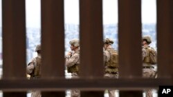 Marines de Estados Unidos desplegados en la frontera de Estados Unidos con México, cerca del puerto de entrada de San Ysidro, el viernes 7 de febrero de 2025, en San Diego. 
