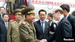 朝鲜特使崔龙海5月22日和到机场欢迎他的中国官员握手