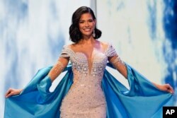 Miss Nicaragua Sheynnis Palacios participa en la categoría vestido de noche durante el 72º concurso de belleza Miss Universo en San Salvador, El Salvador, el sábado 18 de noviembre de 2023.