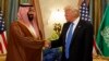 资料照：沙特阿拉伯王储穆罕默德·本·萨勒曼（Mohammed bin Salman）在利雅得会晤到访的美国总统特朗普。（2017年5月20日）
