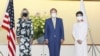 La primera dama Jill Biden se reúne con el primer ministro de Japón, Yoshihide Suga, y su esposa Mariko Suga, antes de la inauguración de los Juegos Olímpicos de Tokio 2020, el 22 de julio de 2021.