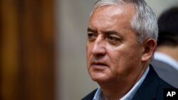 Archivo - En esta foto del 22 de julio de 2016, el expresidente Otto Pérez Molina, encarcelado de Guatemala, asiste a una audiencia previa al juicio en la Ciudad de Guatemala.