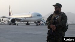 塔利班士兵在阿富汗喀布尔国际机场站岗（2021年9月10日）