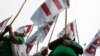 Trabajadores de salud en Lima protestan para exigir mejores condiciones de trabajo y más acceso a equipos de protección cuando atienden a pacientes de covid, el 30 de septiembre de 2020.