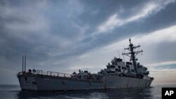 Esta imagen proporcionada por la Marina de los EEUU muestra el USS Carney en el Mar Mediterráneo el 23 de octubre de 2018. 