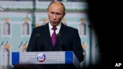 El presidente ruso Vladimir Putin confirmó que Edward Snowden se encuentra en el aeropuerto de Moscú, pero dijo que no se le entregará a Estados Unidos.