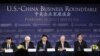 美国副总统拜登（右二）与时任中国国家副主席的习近平（中）在华盛顿的美国商会与商业领袖们举行会谈。（2012年2月14日）