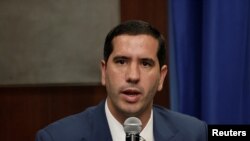 El Ministro de Energía de Ecuador, Roberto Luque, se dirige a los medios de comunicación, en Quito, Ecuador, el 18 de junio de 2024.