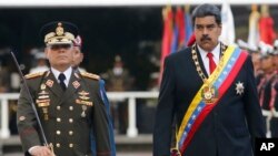 El presidente Nicolás Maduro junto al ministro de la Defensa de Venezuela, Vladimir Padrino durante un acto (Archivo).