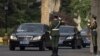 据信是崔龙海乘坐的专车离开北京钓鱼台国宾馆，中国武警卫兵向专车敬礼。(2013年5月24日) 