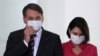 La primera dama de Brasil, Michelle Bolsonaro, junto a su esposo el presidente Jair Bolsonaro, llegan al anuncio de un programa para mujeres rurales, en el palacio de Planalto en Brasilia, el 29 de julio de 2020.