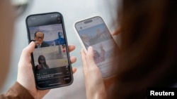 ARCHIVO - Los usuarios buscan en la plataforma de redes sociales china Xiaohongshu, en Hong Kong, China, el 30 de abril de 2024.