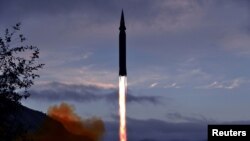 ARCHIVO: Foto del misil hipersónico norcoreano Hwasong-8 lanzado el 28 de septiembre de 2021. Foto divulgada por la agencia de prensa de Corea del Norte KCNA.