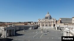 La siempre abarrotada Plaza de San Pedro luce desolada en los momentos más duros de la pandemia en Italia en abril del año pasado.