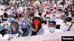 Manifestantes protestan en Rangún, Myanmar y también conocido como Birmania, contra la junta militar el 11 de febrero de 2021.