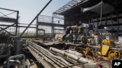 Trabajadores reparan una central térmica dañada, una de las más grandes del país, recientemente destruida por misiles rusos cerca de Kharkiv, Ucrania, el viernes 12 de abril de 2024. (Foto AP/Andrii Marienko)