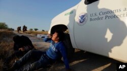 La administración Trump dice que está rechazando a todo el que cruce ilegalmente sus fronteras.