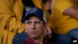 ARCHIVO - El líder opositor y ex candidato presidencial Henrique Capriles asiste a un evento en el que el partido Primero Justicia lo nominó como su candidato presidencial para las primarias de la oposición en Caracas, Venezuela, el 10 de marzo de 2023.