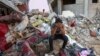 Un joven palestino reacciona sentado sobre los escombros de una casa destruida tras un ataque militar israelí contra el campo de refugiados de Rafah, en el sur de la Franja de Gaza, el 15 de octubre de 2023, en medio de las batallas en curso entre Israel y los palestinos.