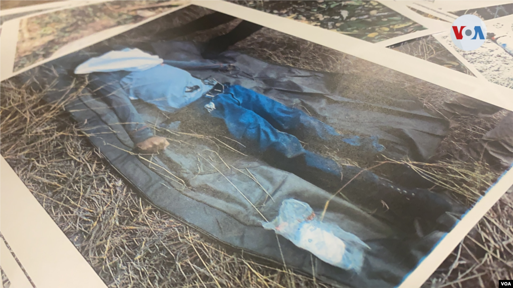 “Por cada cuerpo que encontramos all&#237;, probablemente son cinco veces m&#225;s los que no encontramos. Este es un terreno muy duro, es un desierto aqu&#237;”, explica mientras contin&#250;a mostrando fotograf&#237;as. 