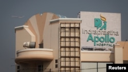 เครื่องบินบินผ่านโรงพยาบาล Apollo Hospital ในกรุงนิวเดลี (รอยเตอร์)
