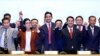 ညွန့်ပေါင်းဖွဲ့မယ့် ပါတီ ၇ ခုက ခေါင်းဆောင်တွေနဲ့အတူ သတင်းစာရှင်းပွဲမှာတွေ့ရတဲ့ Move Forward ပါတီခေါင်းဆောင် ပီတာ လင်မ်ချာရိုအင်လတ်
