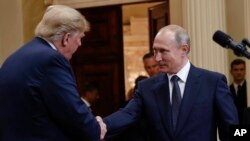 El presidente de EE.UU., Donald Trump, y el presidente de Rusia, Vladimir Putin, se dan la mano al concluir su conferencia de prensa conjunta en el Palacio Presidencial en Helsinki, Finlandia, el lunes 16 de julio de 2018.
