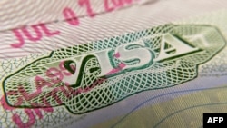 Esta ilustración fotográfica muestra un sello de visa en un pasaporte extranjero en Los Ángeles, Estados Unidos. [Foto de archivo]