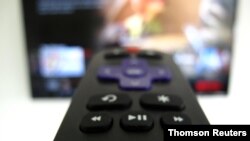 ARCHIVO - El logotipo de Netflix se muestra en el control remoto de un televisor en esta fotografía ilustrada tomada en Encinitas, California. 