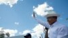 Moïse Katumbi salue de la main à son retour après trois ans d'exile, à Lubumbashi, Haut-Katanga, le 20 mai 2019.