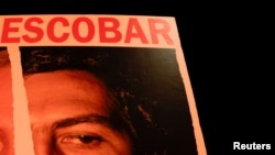 ARCHIVO - Recorte de un carte portado por un manifestante pacifista en Israel el 23 de marzo de 2024, con una composición de dos caras comparando al primer ministro Benjamín Netanyahu con Pablo Escobar . 