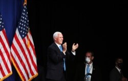 El vicepresidente Mike Pence aplaude en el Centro de Convenciones de Charlotte en Charlotte, el lunes 24 de agosto de 2020.