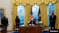 El presidente de EE.UU, Joe Biden, se reúne con el nuevo secretario de Defensa, Lloyd Austin, el presidente del Estado Mayor Conjunto, el general Mark Milley y la vicepresidenta Kamala Harris, el lunes 25 de enero de 2021.