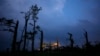 Los trabajadores de servicios públicos examinan los daños de la tormenta a lo largo de Cothran Road, el miércoles 8 de mayo de 2024, en Columbia, Tennessee.