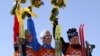 De gauche à droite, la médaillée d'argent Larissa Lazutina, de Russie, la médaillée d'or Olga Danilova et la médaillée de bronze Beckie Scott, du Canada, lors de leur sacre à la course féminine de cinq kilomètres aux Jeux olympiques d'hiver le vendredi 15 février 2018.